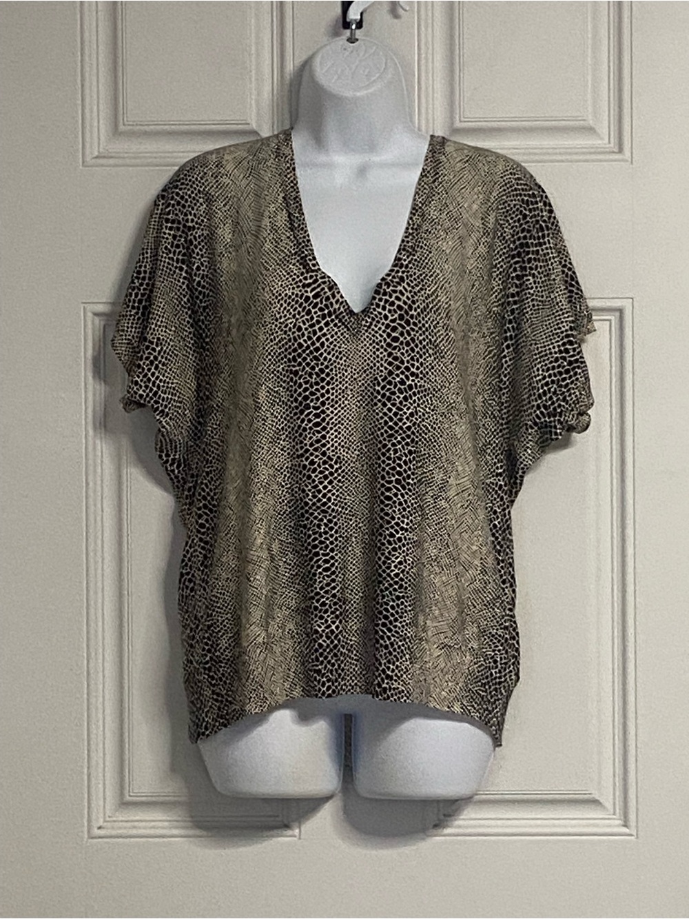 T42- MICHAEL KORS Snakeskin Dolman Knit V-Neck Top